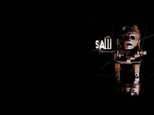 金屬玩偶帶骷髏面具和發光眼睛，在黑暗背景上帶有「SAW」文字。