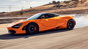 橙色McLaren 720S在日落時分的賽道上疾馳