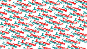 紅色和藍綠色的 Supreme 文字在白色背景上重複形成圖案。