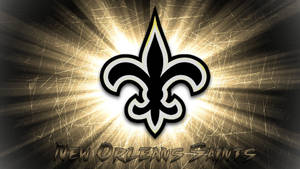New Orleans Saints 標誌在刮花的金屬背景上散發金色光芒。