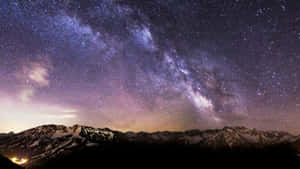 積雪的山脈在生動的星空下，銀河系清晰可見。 — 超高清 GIF 壁紙