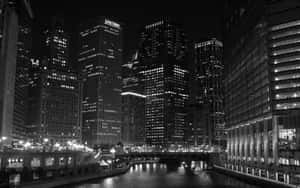 黑白夜景天際線，帶有燈光建築和河流倒影。 — 黑白美學 壁紙