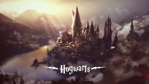 霍格華茲城堡在黎明時分從霧中浮現，伴隨著陽光。