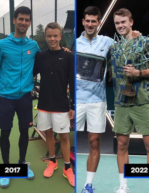 網球選手諾瓦克·祖高域和一位年輕選手在2022年獲勝後舉起獎盃。