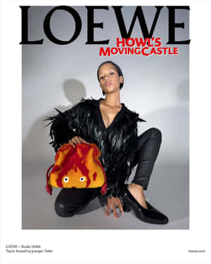 模特兒手持火焰臉毛絨袋，身穿黑色羽毛服裝，為 Loewe x Studio Ghibli 活動拍攝。 — 城堡 壁紙