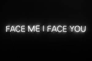黑色牆上寫著 face me i face you 的白色霓虹燈牌 — 霓虹 壁紙