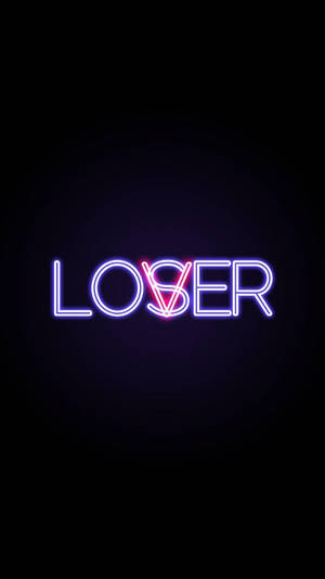 在深色背景上以紫色和粉紅色顯示「LOSER」的霓虹燈標誌。
