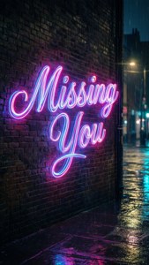 寫著「Missing You」的霓虹燈牌在雨夜中照亮濕漉漉的磚牆