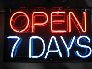 霓虹燈牌發出紅藍光芒，寫著「OPEN 7 DAYS」