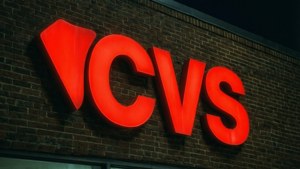夜間在磚砌建築上亮起的紅色CVS商店標誌。