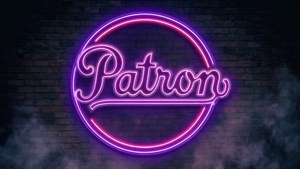 霓虹燈招牌在磚牆上顯示 Patron，下方有煙霧。