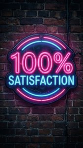 霓虹燈牌在磚牆上發光，顯示100%滿意