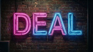 夜間磚牆上寫有DEAL的霓虹燈牌。