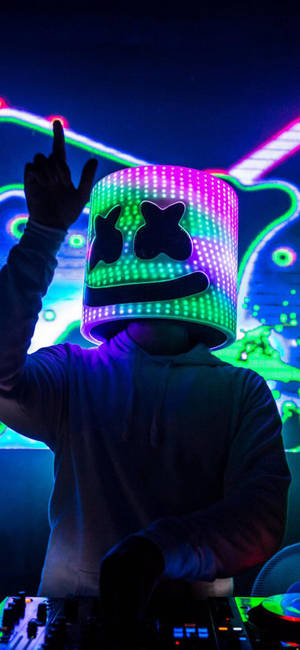 DJ戴著發光LED頭盔在霓虹俱樂部表演 — 霓虹 iPhone 壁紙
