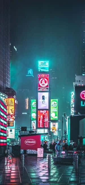 霓虹招牌喺雨夜中照亮城市街道，喺濕漉漉嘅路面形成倒影。 — Redmi Note 15 壁紙
