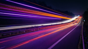 夜間高速公路，透過長時間曝光攝影呈現色彩繽紛的車燈光帶。 — 霓虹美學 壁紙