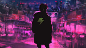 一個穿著帶有閃電外套的人的剪影，站在夜晚霓虹燈照亮的雨城中。