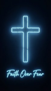 霓虹十字架，帶有 Faith Over Fear 文字，在黑暗背景下發出藍色光芒