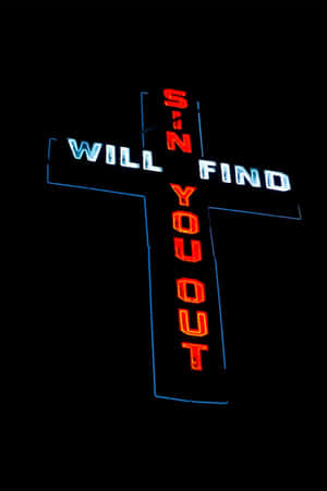 夜間一個寫著 sin will find you out 的霓虹十字架標誌。