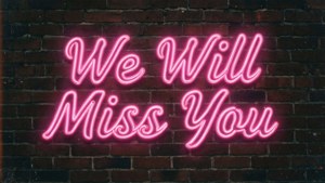 夜晚磚牆上寫著 We Will Miss You 的粉紅色霓虹燈牌。