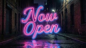 夜晚，潮濕的城市小巷中，一個發光的霓虹燈牌寫著「Now Open」。