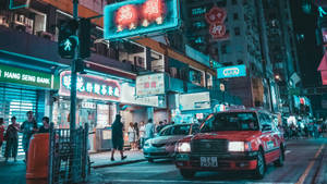 香港夜晚的街道，霓虹燈、計程車和行人 — 汽車 壁紙