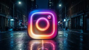 夜晚潮濕城市街道上發光的霓虹燈Instagram標誌