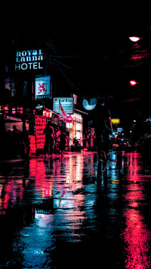 夜間潮濕的城市街道上，霓虹燈招牌閃爍著五彩繽紛的倒影。 — 霓虹城市 壁紙