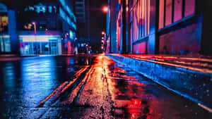 雨濕的城市街道在夜晚閃爍著霓虹燈光。 — 霓虹 壁紙