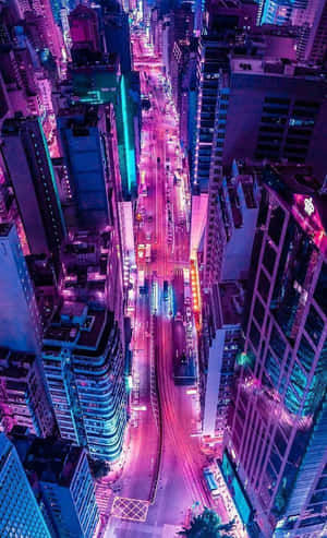 夜晚充滿活力的霓虹燈城市街道鳥瞰圖，周圍是高樓大廈。