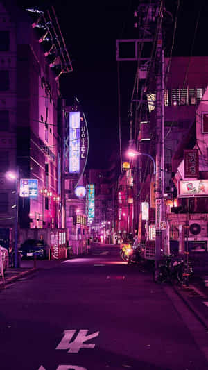 夜晚霓虹燈照亮的小巷，有發光的招牌和停放的自行車。 — 紫色美學 壁紙
