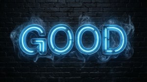 藍色霓虹燈牌寫著「GOOD」，伴隨煙霧，背景為黑暗磚牆