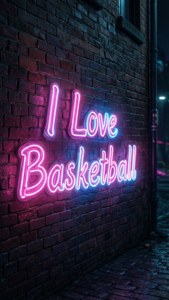 磚牆上寫著「I Love Basketball」的霓虹燈招牌（夜晚）