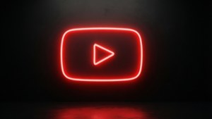 紅色霓虹燈YouTube標誌在暗牆上發光，地板上有倒影。 — YouTube 壁紙