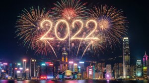 煙花在夜間發光的城市景觀上形成2022年。