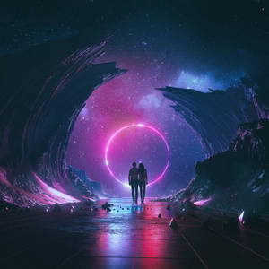 一對情侶站在超現實的紫色太空隧道中，面對一個發光的宇宙環。