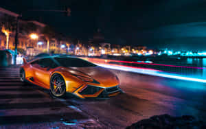 橙色跑車在夜間穿過潮濕的城市街道，伴隨著霓虹燈光。