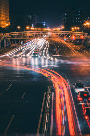 夜間城市高速公路，帶有長時間曝光的汽車燈光條紋 — 霓虹城市 壁紙