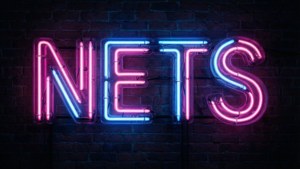 黑暗中發光的霓虹燈「NETS」標誌。