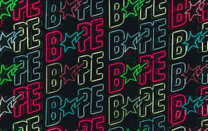 在深色牆壁上發光的霓虹 BAPE 標誌和星星標誌。