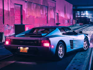 銀色法拉利 Testarossa 夜間停泊在火車軌道旁，在霓虹燈下。 — 4K 法拉利 壁紙