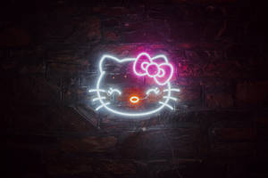 Hello Kitty霓虹燈牌在夜間的深色磚牆上發光。
