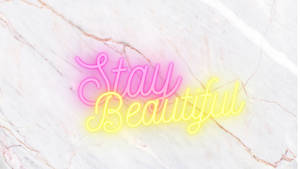 在大理石背景上寫著 Stay Beautiful 的霓虹燈牌