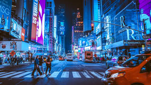 夜晚的城市街道，有發光的廣告牌和人們過馬路。