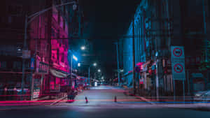 夜晚霓虹燈照亮的空蕩街道，濕漉漉路面上有粉紅色和藍色的反射。