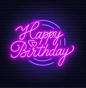 霓虹燈牌在夜間的磚牆上顯示 Happy Birthday 並帶有心形。 — 霓虹美學 壁紙