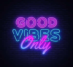 深色磚牆上寫著「Good Vibes Only」的霓虹燈牌。