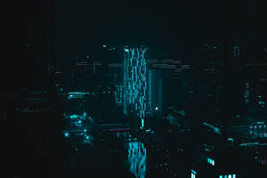 夜晚的黑暗城市，有一座發光的藍色摩天大樓和水面上的倒影。