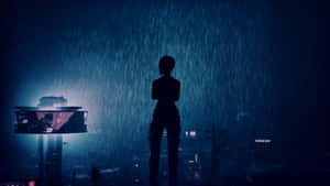 夜晚霓虹城市燈光下，一個人站在雨中的剪影。