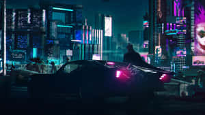 夜晚霓虹燈照亮的未來城市中，一個人站在發光汽車旁的剪影。